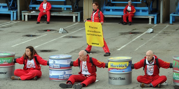 Greenpeace bloque les accès d`une conserverie de thon à Douarnenez