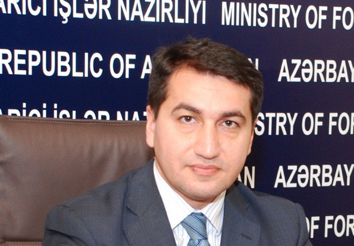 Hikmet Hadjiyev: l’Azerbaïdjan poursuivra ses efforts pour défendre sa position équitable
