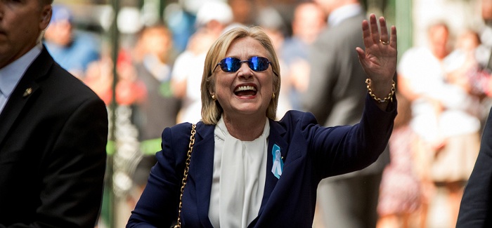 Clinton tiene neumonía y se recupera, dice su doctor