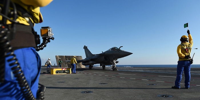 Hollande en visite sur le porte-avions Charles-de-Gaulle
