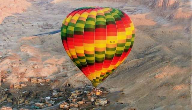 Hot air balloon crashes in Luxor, 1 tourist killed in Egypt