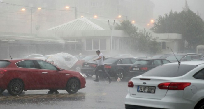 Freak storm floods roads, fells trees in Istanbul