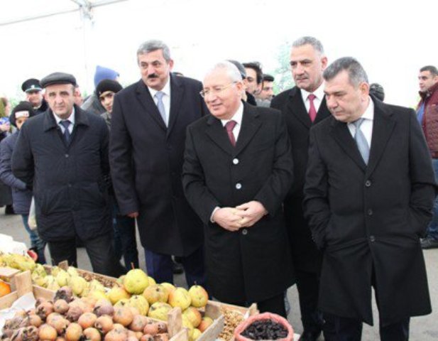 Nazir Sumqayıtda yarmarkada - FOTO