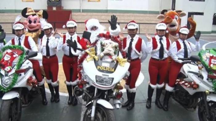 La Policía de Tránsito entra en el ritmo navideño en Perú