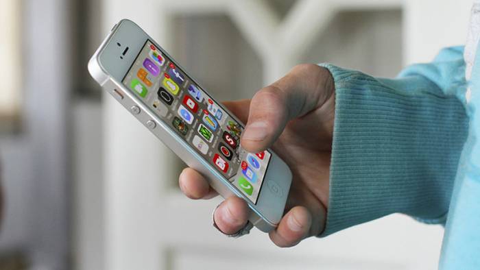 Apple enfrenta una demanda de 125 millones de dólares por ralentizar a propósito los iPhones viejos