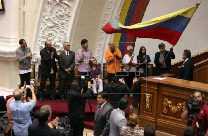 El Parlamento venezolano rinde homenaje a los "símbolos" de las protestas opositoras