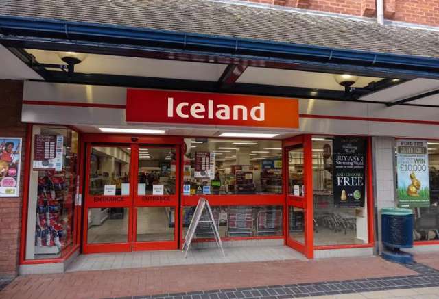 Iceland (the country) considers suing Iceland (the supermarket) for using its name