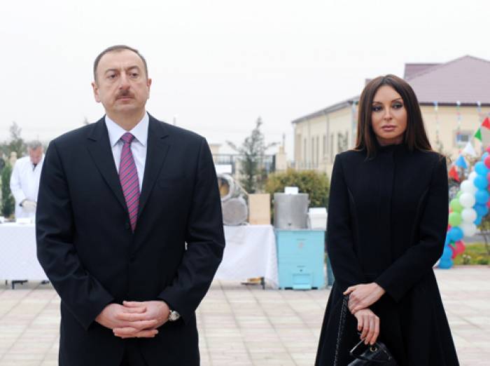 
Ilham Aliyev con Mehriban Aliyeva participaron en la apertura de nuevos caminos en Bakú