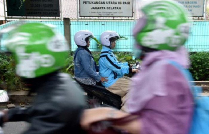 En Indonésie, les motos taxis pour femmes voilées ont le vent en poupe