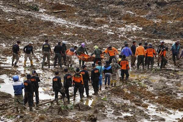  Indonésie: 1 mort et 2 disparus dans un glissement de terrain