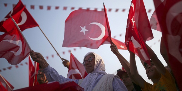 Istanbul : des centaines de milliers de Turcs dans les rues contre le putsch manqué