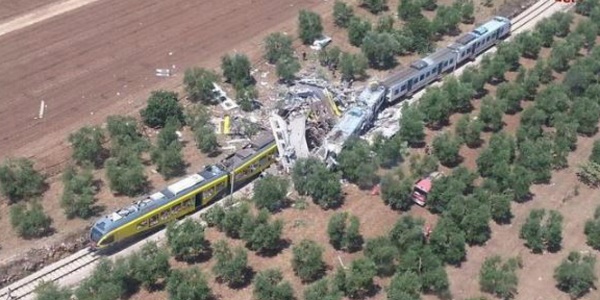 Quatre morts et des dizaines de blessés dans une collision de trains à Bari en Italie - VIDEO