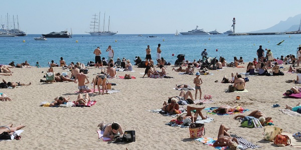 Italie: un imam fait polémique en diffusant une photo de religieuses à la plage