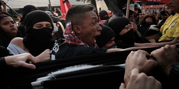 JO 2016 : la police disperse des manifestants sur le parcours de la flamme près de Rio
