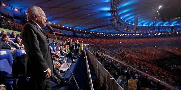 JO de Rio 2016 : le président brésilien par intérim Michel Temer hué par la foule