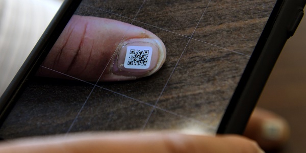 Japon : un code-barres collé à l`ongle pour personnes âgées perdues
