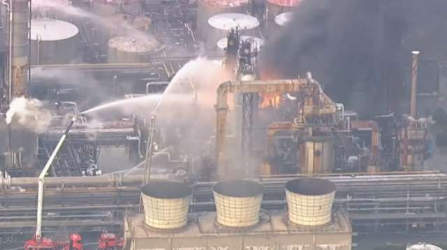 Japon: une usine chimique ravagée par un gigantesque incendie