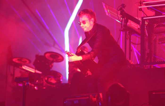 Jean-Michel Jarre donne un concert au bord de la mer Morte malgré une tempête de sable