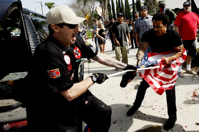 Violences lors d’une réunion du Ku Klux Klan: 3 blessés, 13 arrestations