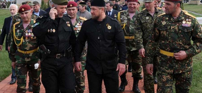 Kadyrov demande à Poutine de permettre à l’infanterie tchétchène de combattre en Syrie