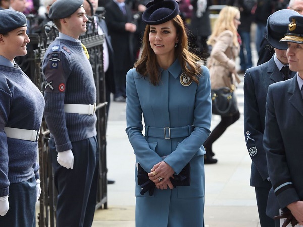 Pourquoi Kate Middleton porte-t-elle toujours des pansements aux doigts ?