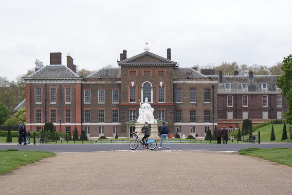 GB: un homme s`immole par le feu devant Kensington Palace
