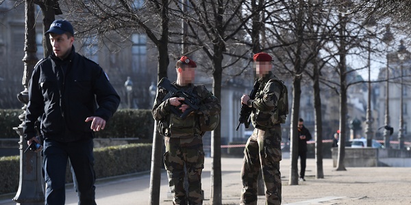 L`agresseur de militaires au musée du Louvre a crié `Allah Akbar`