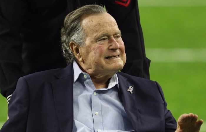 L'hospitalisation de George H.W. Bush prolongée