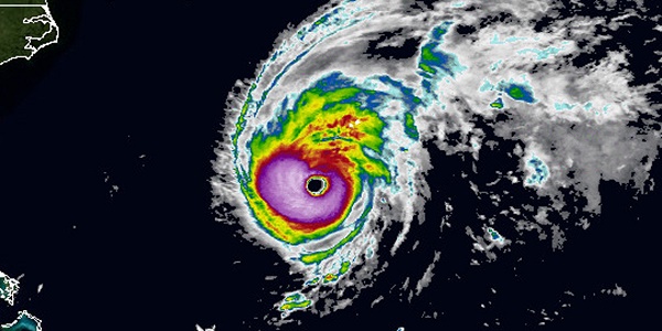L`ouragan Nicole, "extrêmement dangereux", se dirige vers les Bermudes