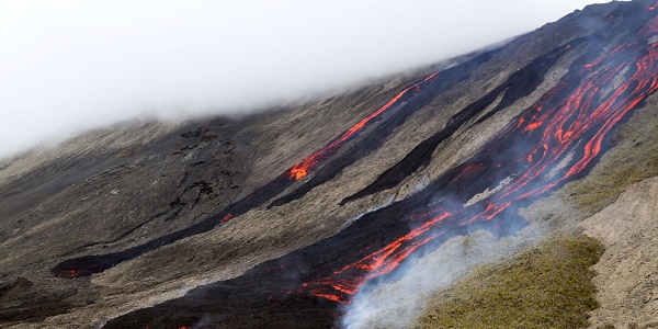 La Réunion : le Piton de la Fournaise est entré en éruption