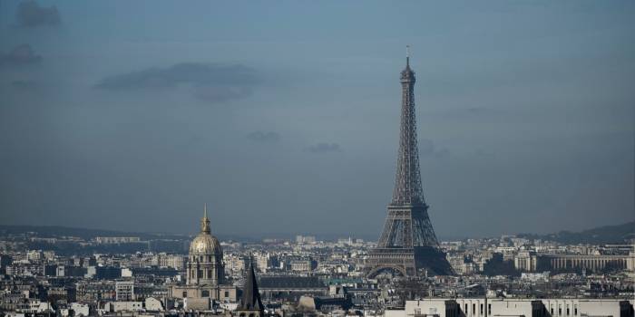 La Tour Eiffel éteinte jeudi soir en hommage aux victimes des attentats de Téhéran