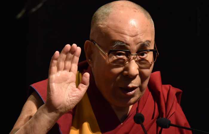 Le dalaï lama retrouve le garde qui l'a accueilli en Inde