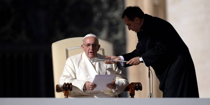 Le pape François appelle fidèles et prêtres à ranger leurs téléphones pendant la messe