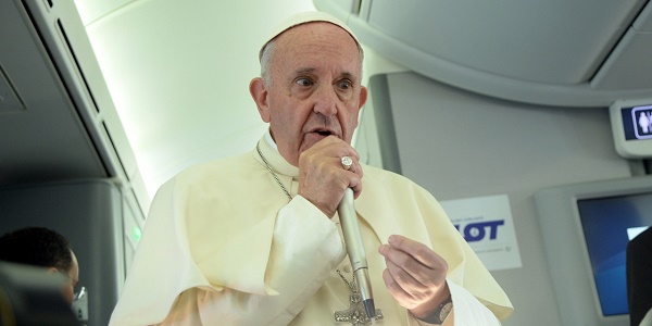 Le pape accuse les manuels scolaires français de propager la "théorie du genre"