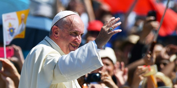 Le pape célèbre la messe devant 1.000 détenus invités au Vatican