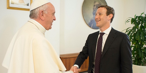 Le pape parle d`aide aux pauvres avec Mark Zuckerberg, le patron de Facebook