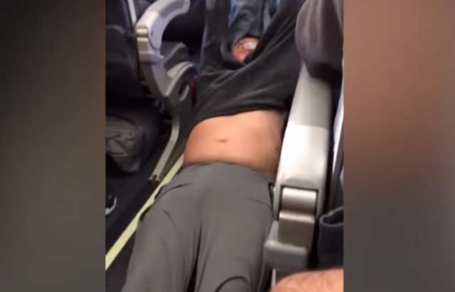 Le patron d'United Airlines sanctionné après l'évacuation violente d'un passager