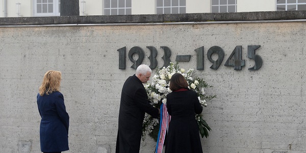 Le vice-président américain visite le camp nazi de Dachau