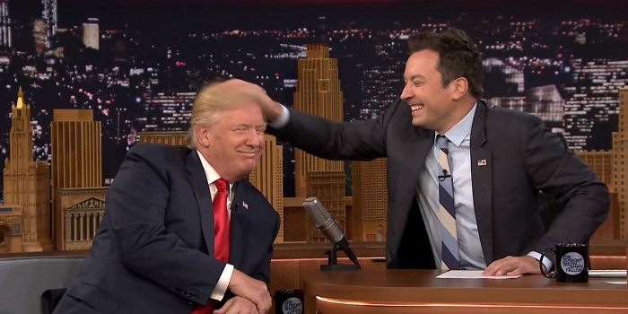 Les cheveux de Donald Trump malmenés en direct à la télévision - VIDEO
