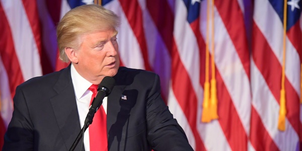 Levée de boucliers après un tweet de Trump contre les brûleurs de drapeau