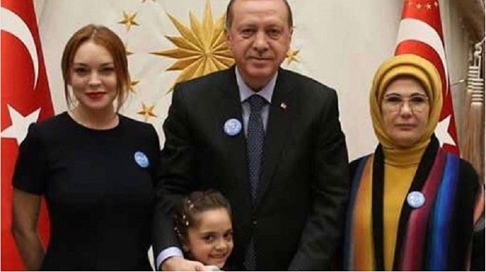 Lindsay Lohan à la rescousse des réfugiés syriens en rencontrant Erdogan et la petite Bana