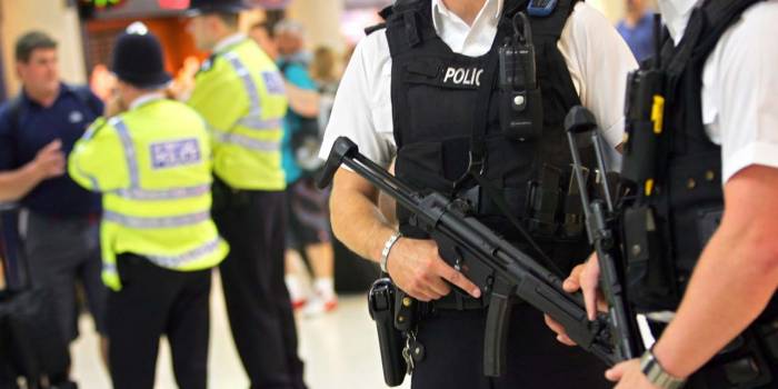 La gare londonienne de Victoria évacuée, la police établit un cordon de sécurité 