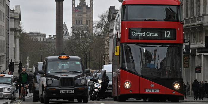 Londres : un bus à impériale s'encastre dans un magasin, plusieurs blessés
