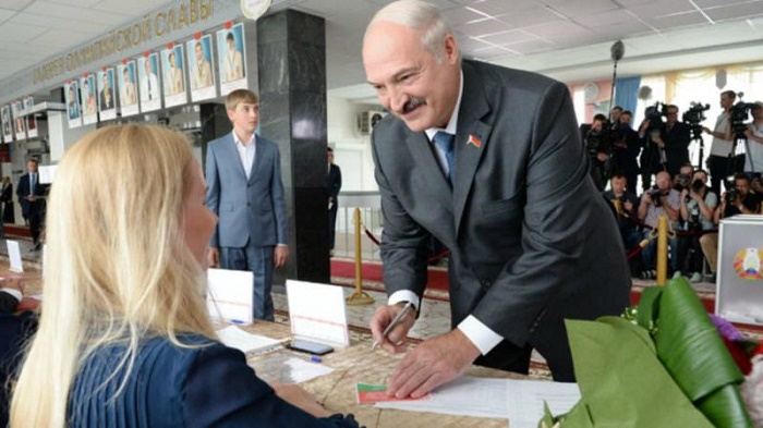 Avec un œil sur l`Ouest, la Biélorussie tient légèrement plus libre élection la première fois en 20 ans