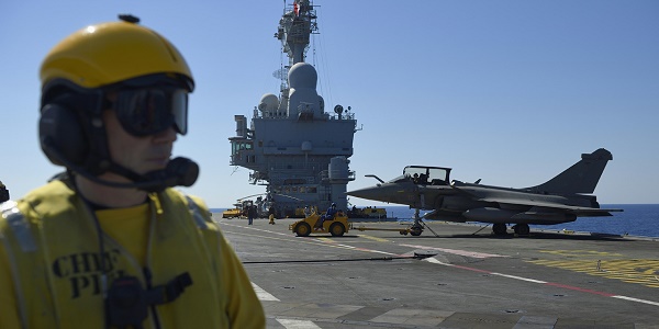 Le porte-avions Charles de Gaulle entre en action contre l`EI
