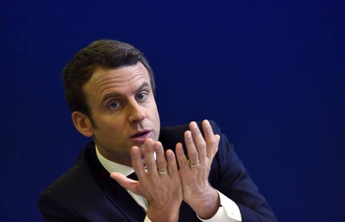 Pourquoi Emmanuel Macron porte deux alliances, soit une à chaque main?