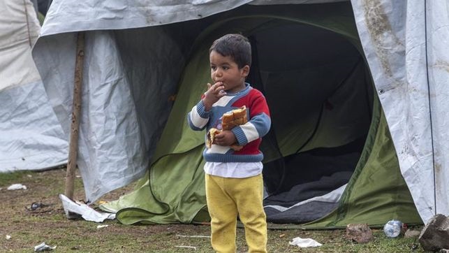 Maestros griegos preparan a niños refugiados para la escolarización
