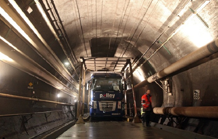Il traverse le tunnel sous la Manche à pied... Et obtient l`asile