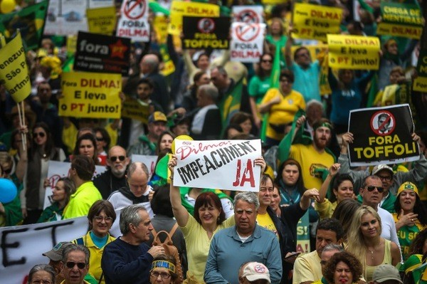 Brésil : manifestations pour et contre Rousseff à cinq jours des JO