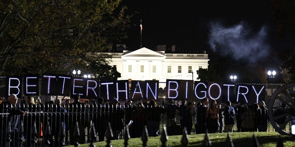 Des manifestations anti-Trump éclatent en Californie et à Washington